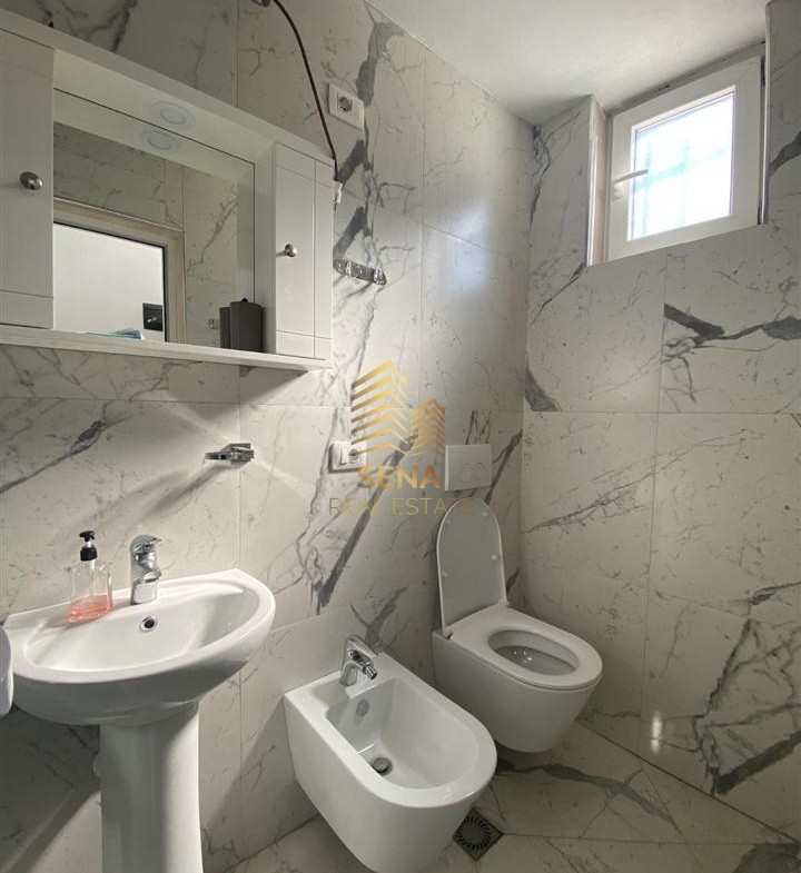 Tirane, jepet me qera apartament 1+1 Kati 1, 45 m² 400 € (Rruga Pjeter Budi)