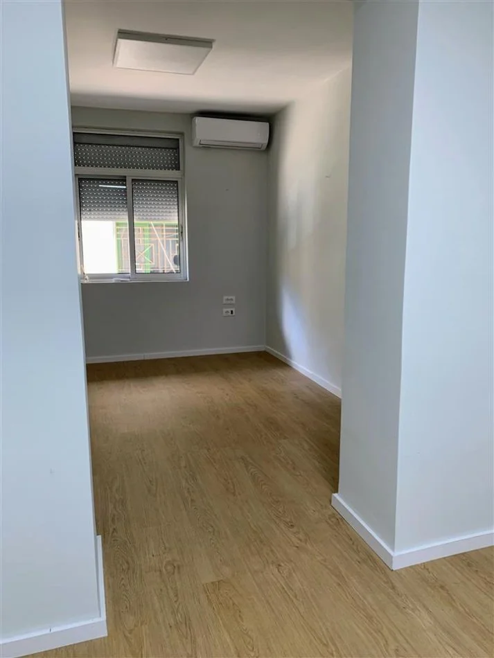 Tirane, jepet me qera ambjent biznesi Kati 1, 36 m² 36 € (Bllok)