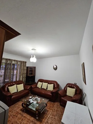 Tirane, jepet me qera apartament 2+1 Kati 1, 100 m² 430 € (Yzberisht)