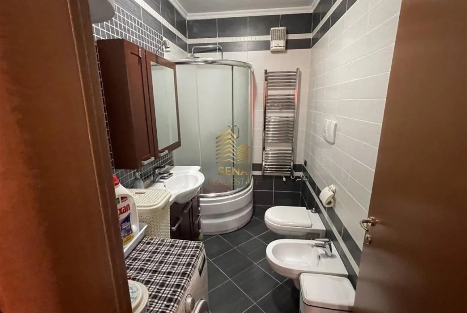 Tirane, jepet me qera apartament 2+1+Ballkon Kati 10, 100 m² 1.000 € (Rruga e Elbasanit)