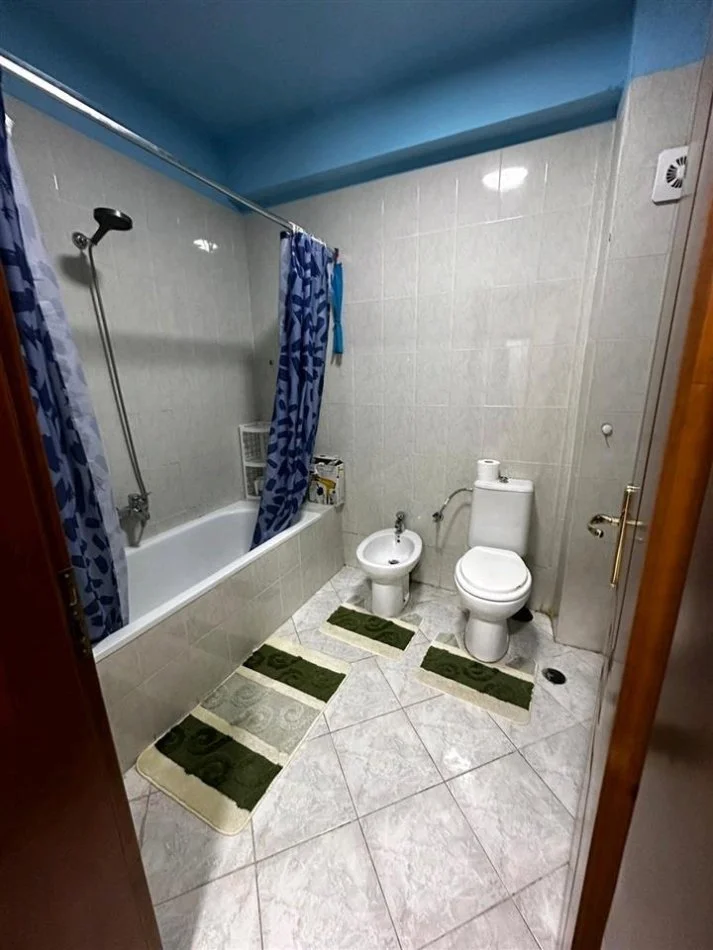 Tirane, jepet me qera apartament 1+1+Ballkon Kati 3, 72 m² 450 € (rruga Sul Bega)