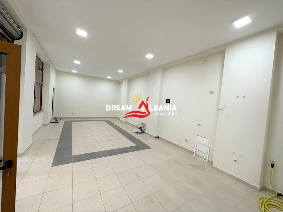 Tirane, jepet me qera zyre Kati 1, 65 m² 600 € (Rr.Elbassanit)