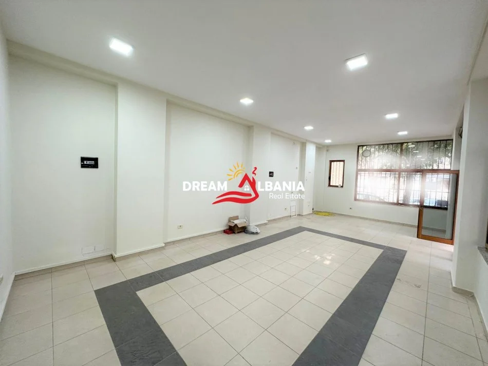 Tirane, jepet me qera zyre Kati 1, 65 m² 600 € (Rr.Elbassanit)