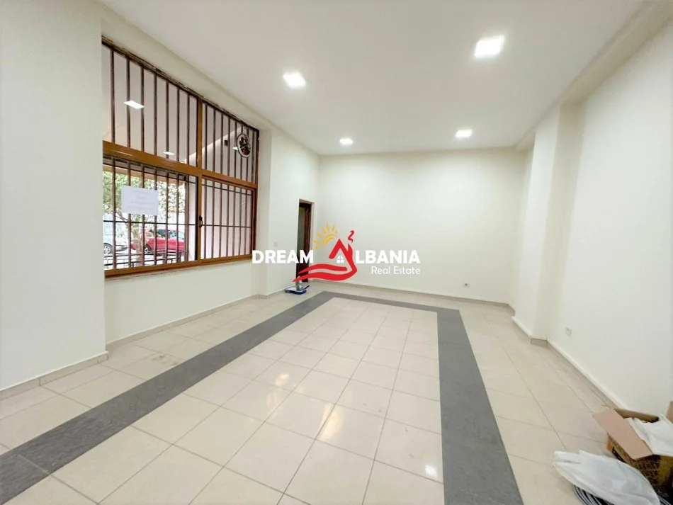 Tirane, jepet me qera zyre Kati 1, 65 m² 600 € (Rr.Elbassanit)