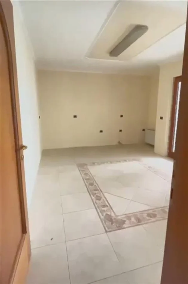 Tirane, jepet me qera zyre Kati 2, 172 m² 1.600 € (Blloku)