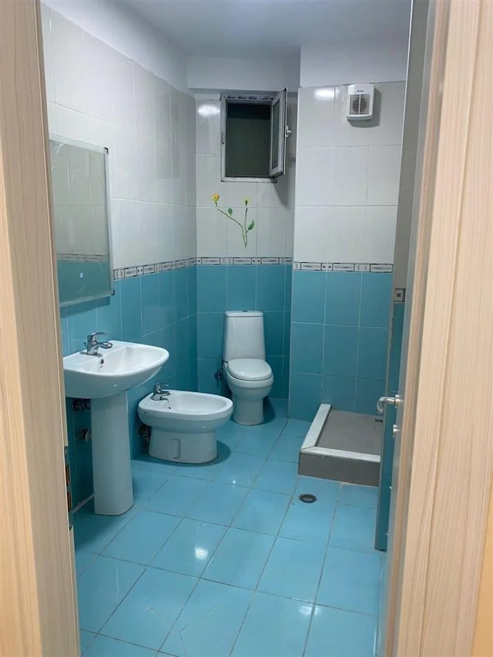 Tirane, jepet me qera ambjent biznesi Kati 2, 82 m² 700 € (Selvia)