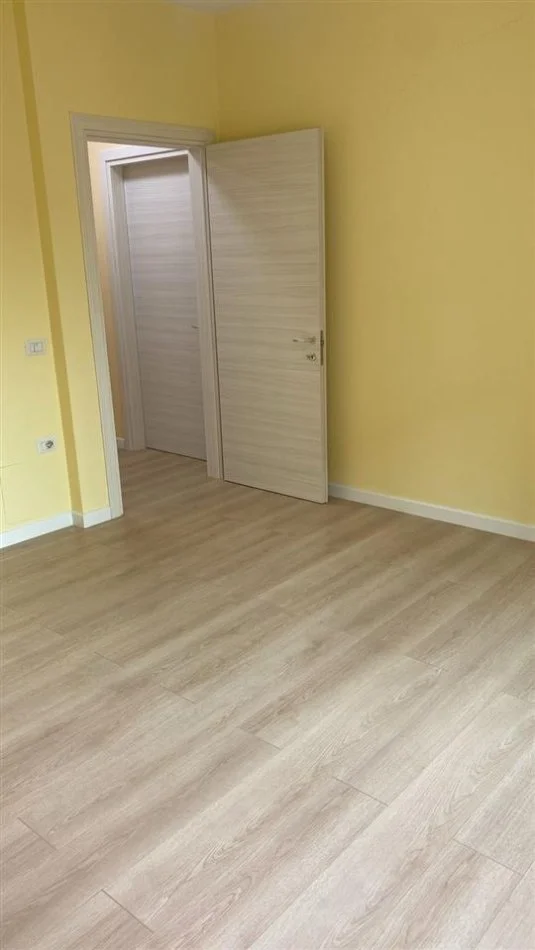 Tirane, jepet me qera ambjent biznesi Kati 2, 82 m² 700 € (Selvia)