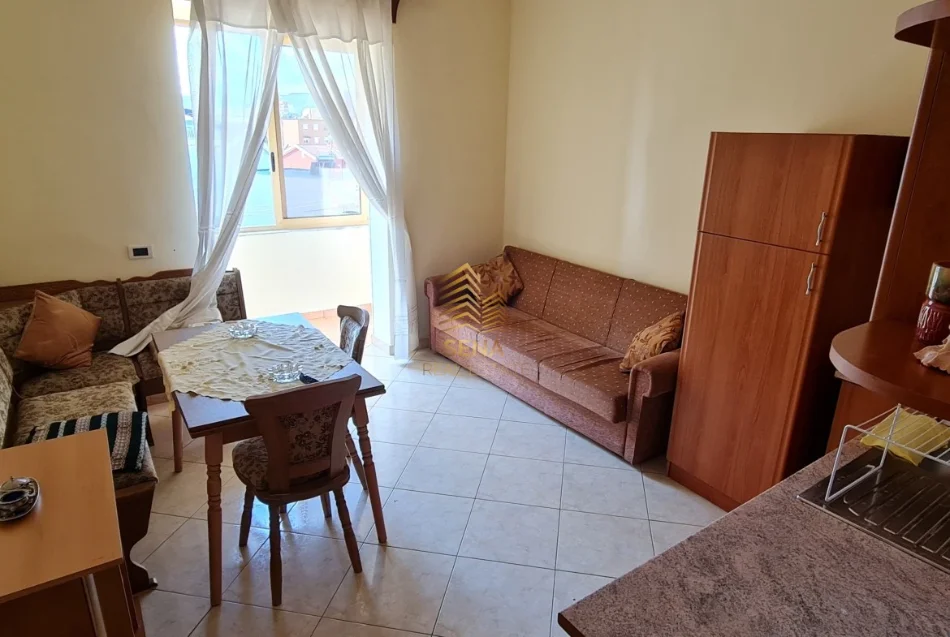 Tirane, jepet me qera apartament 2+1+Ballkon Kati 4, 87 m² 500 € (Pazari i Ri)