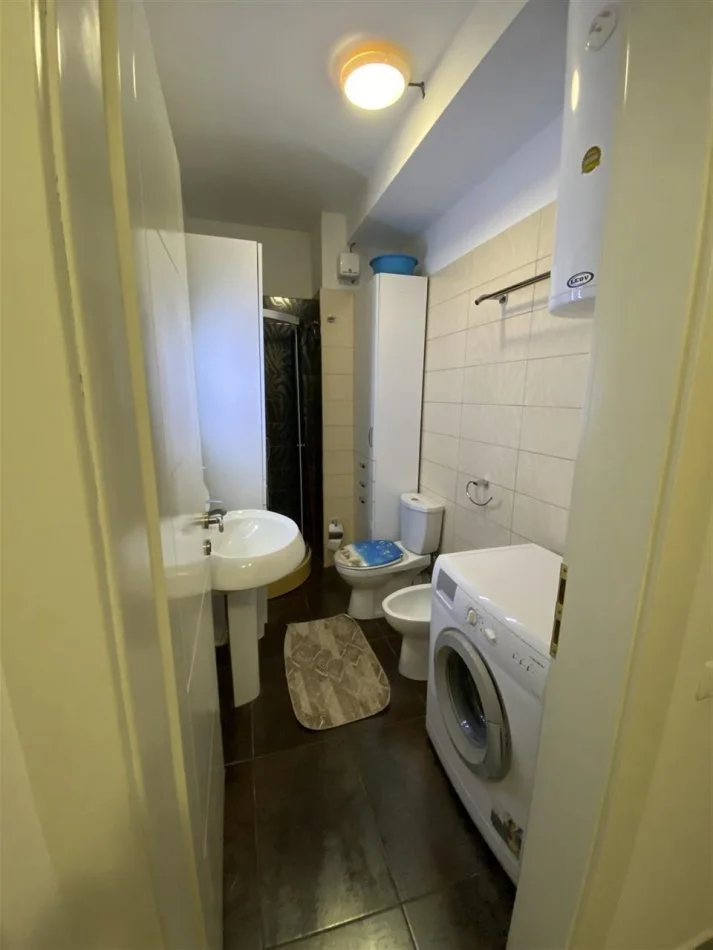 Tirane, jap me qera apartament 1+1+Ballkon Kati 3, 67 m² 400 € (Rruga Liqeni i Thate)