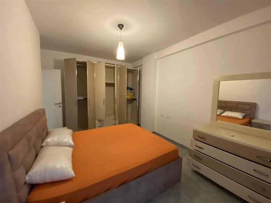 Tirane, jap me qera apartament 1+1+Ballkon Kati 3, 67 m² 400 € (Rruga Liqeni i Thate)