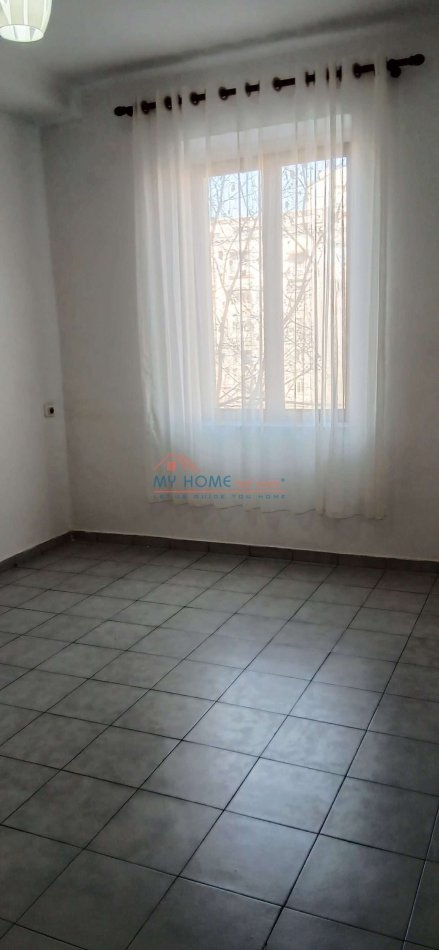 Tirane, jepet me qera zyre Kati 4, 50 m² 650 € (Bllok)