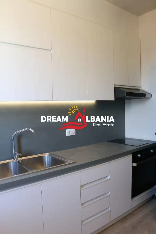 Tirane, jepet me qera apartament 2+1 Kati 14, 115 m² 800 € (ne Bulevardin Zogu i Pare prane Shkencave te Natyres)