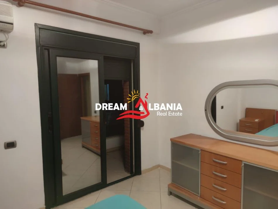 Tirane, jepet me qera apartament 2+1 , 100 m² 600 € (ne rrugen Ferit Xhajko prane tregut te Medresese)