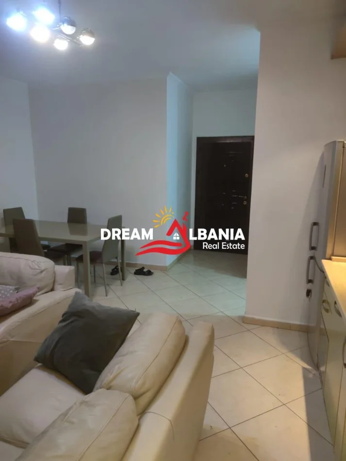 Tirane, jepet me qera apartament 2+1 , 100 m² 600 € (ne rrugen Ferit Xhajko prane tregut te Medresese)