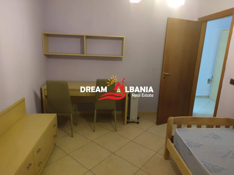 Tirane, jepet me qera apartament 2+1 , 100 m² 600 € (ne rrugen Ferit Xhajko prane tregut te Medresese)