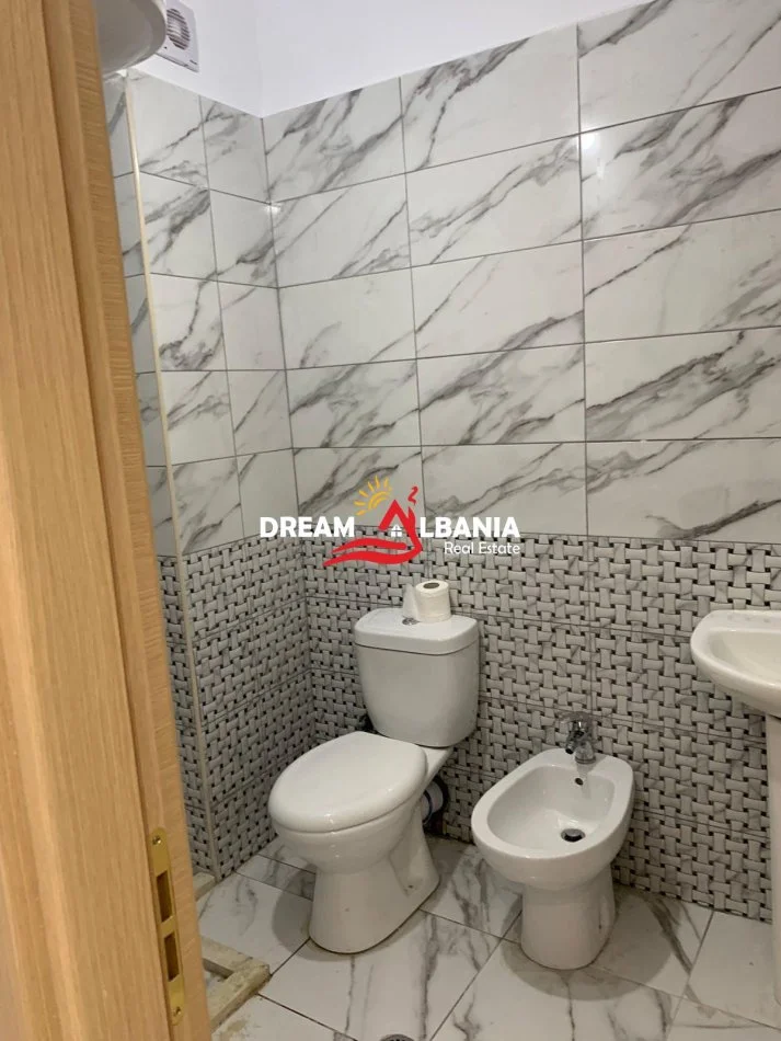 Tirane, jepet me qera apartament 2+1 Kati 2, 80 m² 600 € (tek Kopshti Botanik prane xhamise)