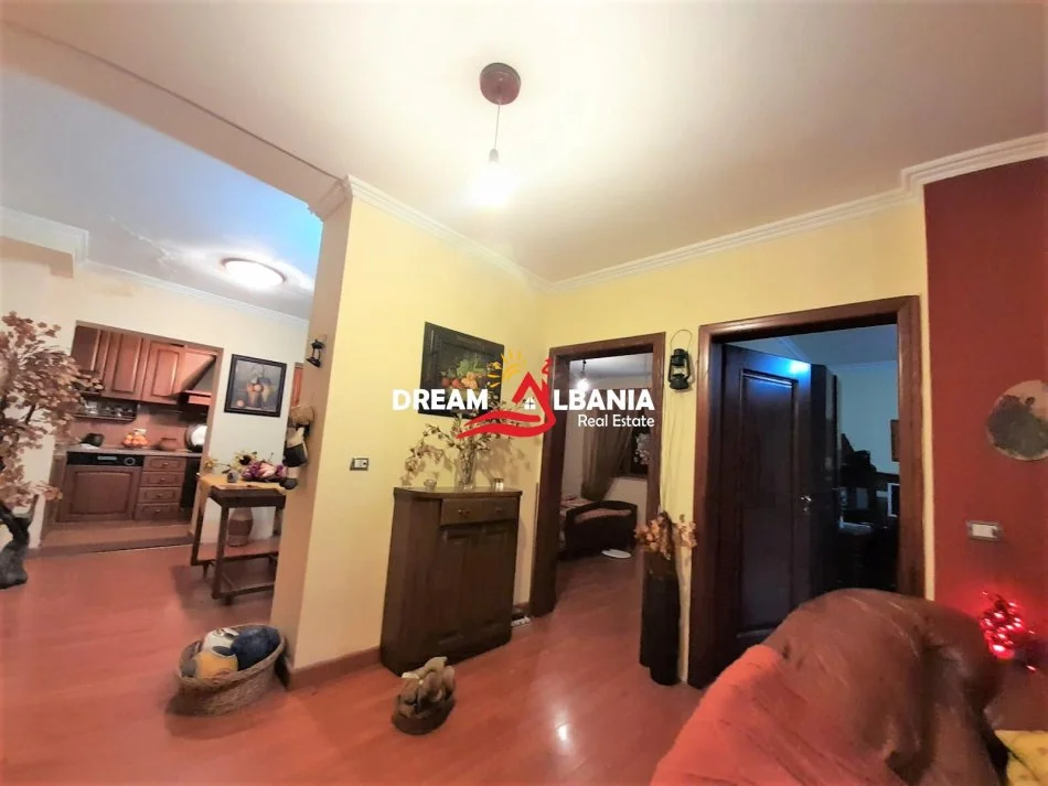 Tirane, jepet me qera apartament 2+1 , 90 m² 500 € (tek Pazari i ri ne rrugen Tefta Tashko Koco)