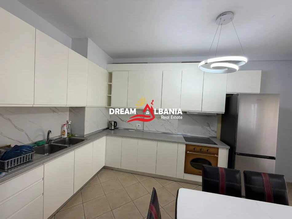 Tirane, jepet me qera apartament 2+1 Kati 10, 102 m² 900 € (Qender)