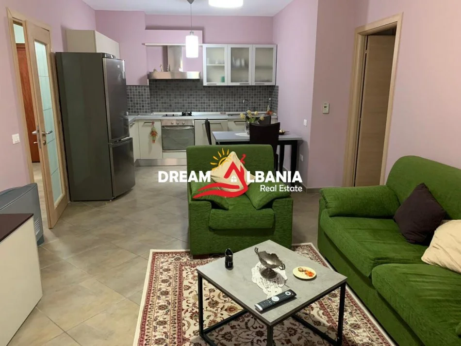 Tirane, jepet me qera apartament 3+1 , 110 m² 800 € (ne Bllok prane Juridikut)
