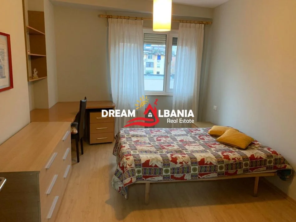 Tirane, jepet me qera apartament 3+1 , 110 m² 800 € (ne Bllok prane Juridikut)