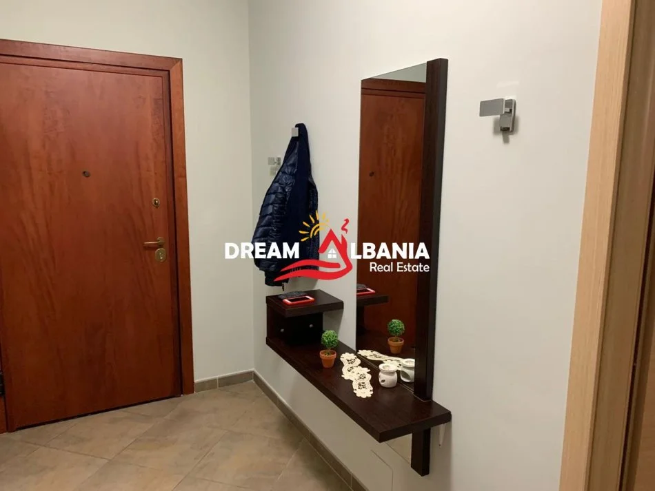 Tirane, jepet me qera apartament 3+1 , 110 m² 800 € (ne Bllok prane Juridikut)