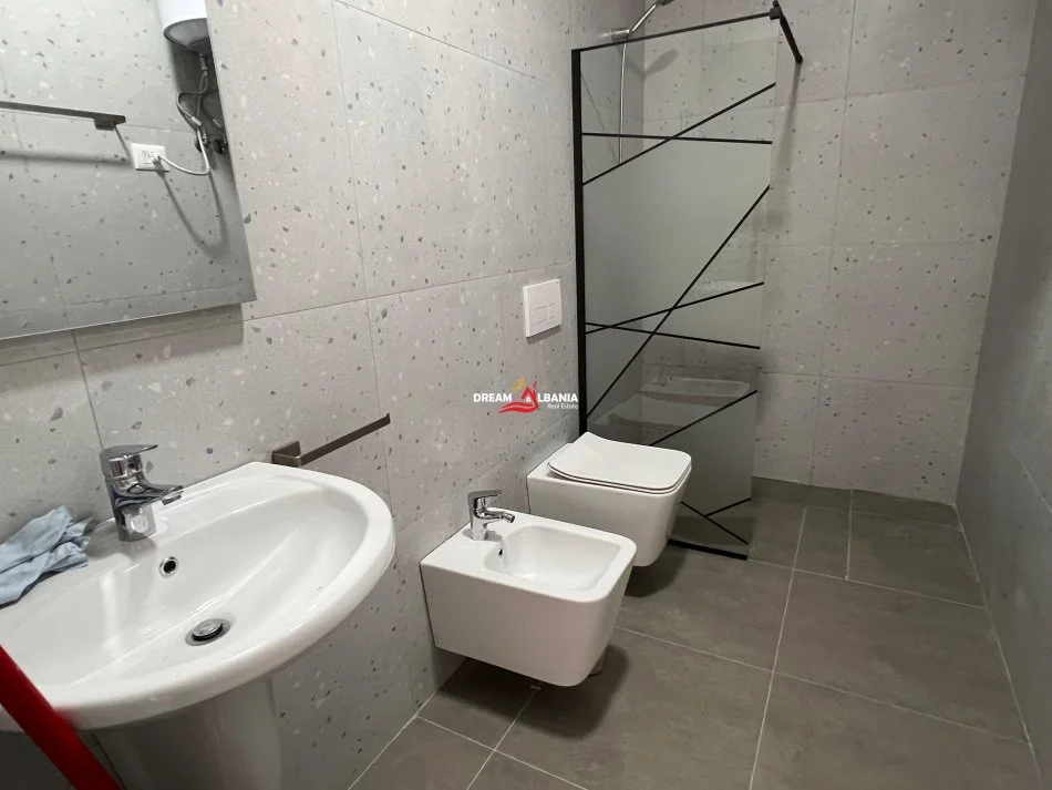 Tirane, jepet me qera apartament 2+1+Ballkon Kati 10, 100 m² 800 € (ne Bulevardin e Ri prane Kompleksit Marga)