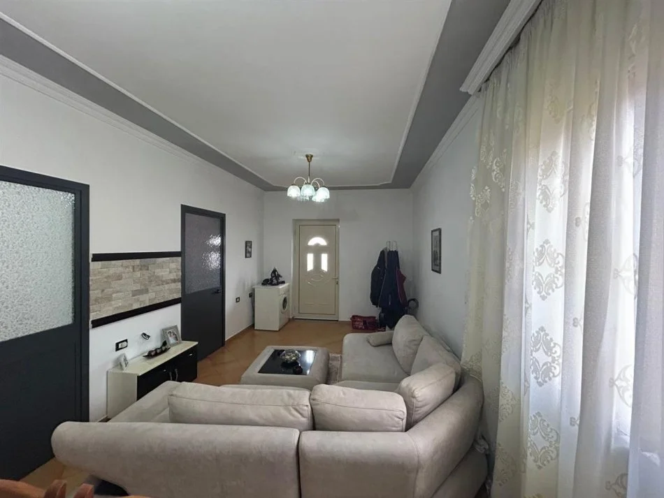 Tirane, jepet me qera shtepi 1+1+Aneks+Ballkon Kati 2, 80 m² 500 € (rruga Siri Kodra)