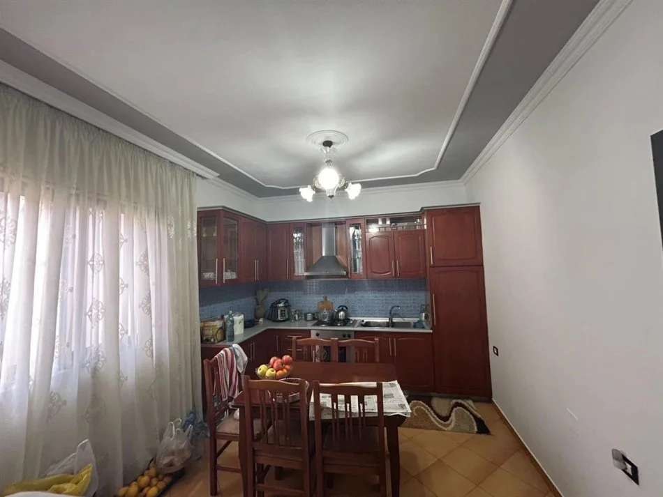 Tirane, jepet me qera shtepi 1+1+Aneks+Ballkon Kati 2, 80 m² 500 € (rruga Siri Kodra)