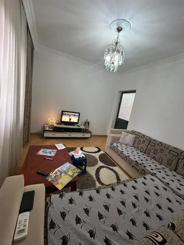 Tirane, jepet me qera shtepi 1+1+Aneks+Ballkon Kati 2, 80 m² 500 € (rruga Siri Kodra)