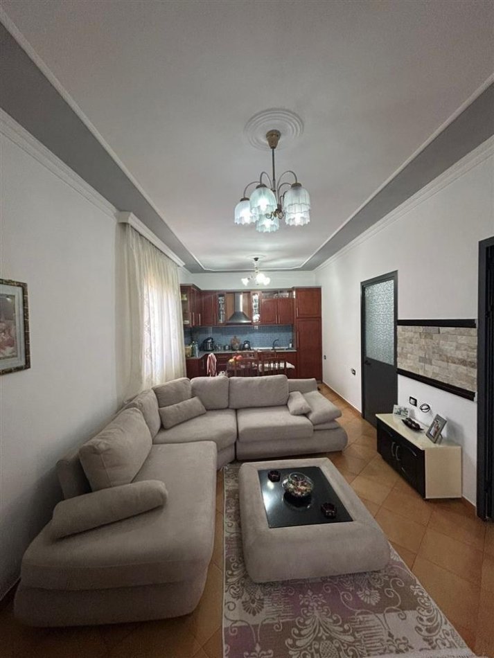 Tirane, jepet me qera shtepi 1+1+Aneks+Ballkon Kati 2, 80 m² 500 € (rruga Siri Kodra)
