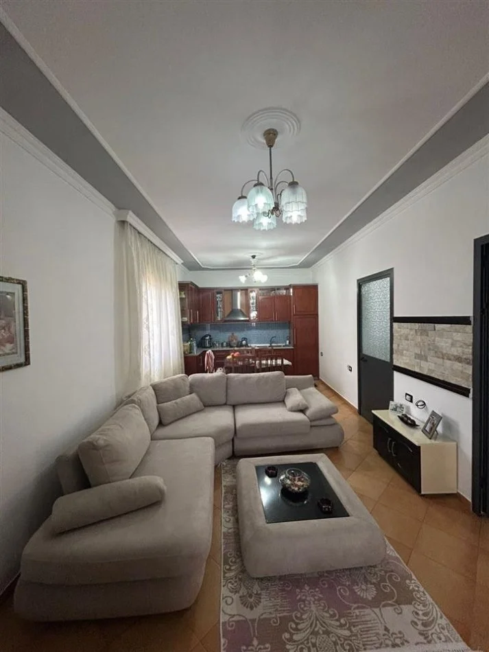 Tirane, jepet me qera shtepi 1+1+Aneks+Ballkon Kati 2, 80 m² 500 € (rruga Siri Kodra)