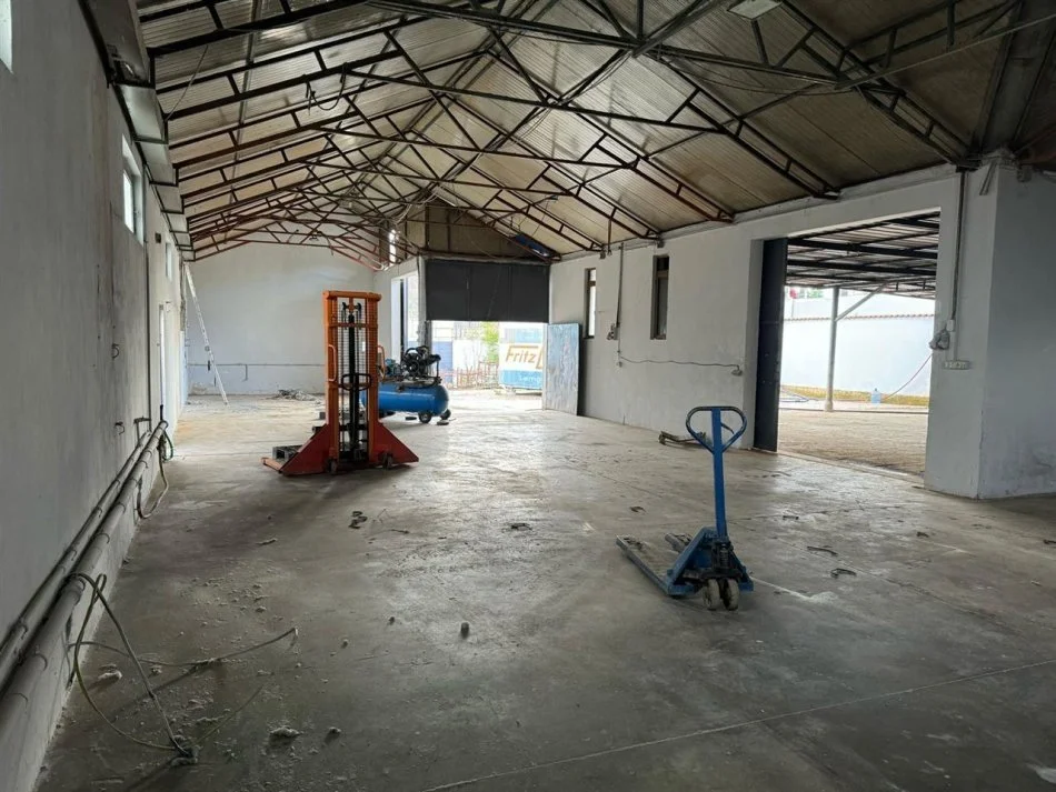 Tirane, jepet me qera ambjent biznesi Kati 0, 1,000 m² 1,300 € (Prush)