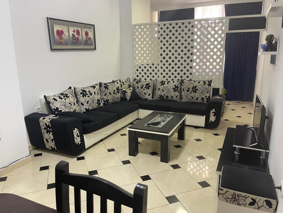 Tirane, jepet me qera apartament 2+1+Ballkon Kati 2, 68 m² 400 € (rruga Mikel Maruli)