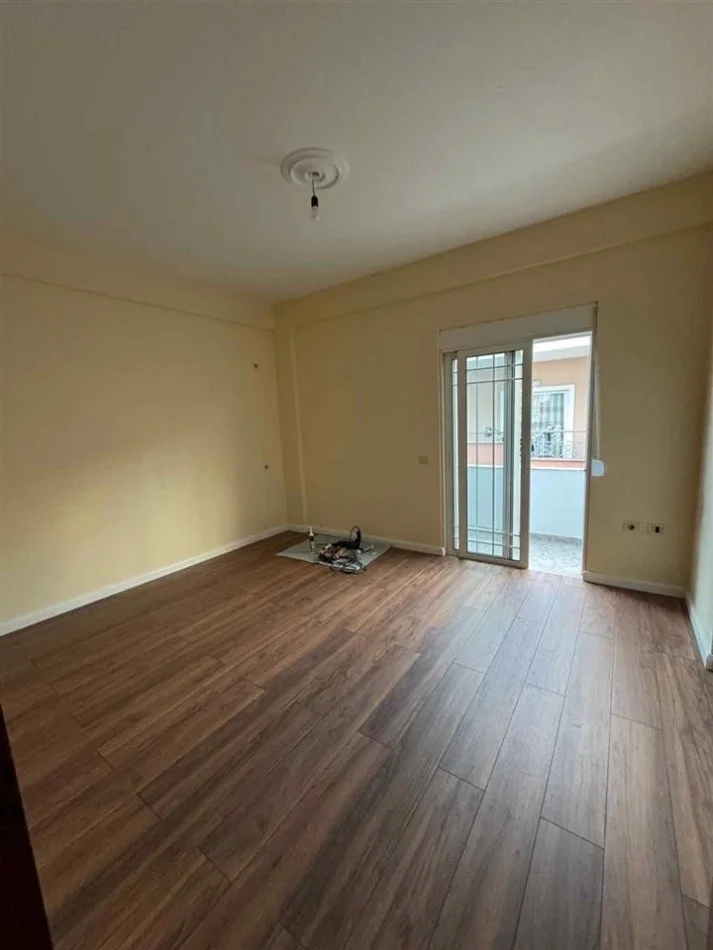 Tirane, jepet me qera apartament 2+1+Ballkon Kati 4, 135 m² 500 € (rruga Kodra e Priftit)