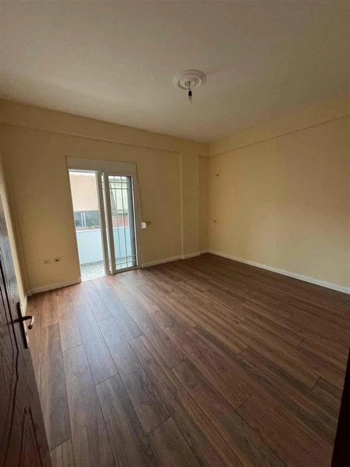 Tirane, jepet me qera apartament 2+1+Ballkon Kati 4, 135 m² 500 € (rruga Kodra e Priftit)