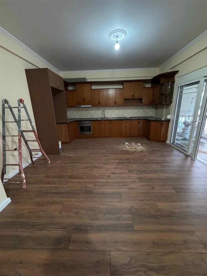 Tirane, jepet me qera apartament 2+1+Ballkon Kati 4, 135 m² 500 € (rruga Kodra e Priftit)