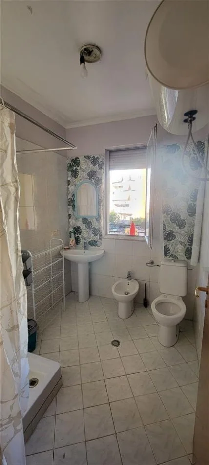 Tirane, jepet me qera apartament 1+1+Ballkon Kati 3, 70 m² 450 € (Zogu i Zi)