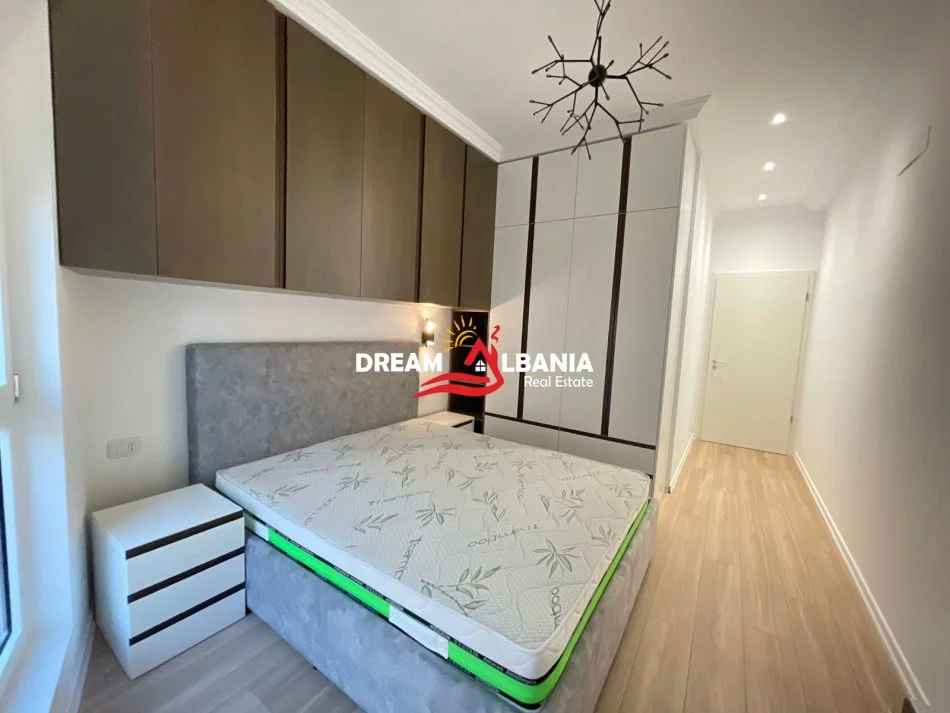 Tirane, jepet me qera apartament 2+1 , 130 m² (tek kompleksi Kontakt, 21 Dhjetori)