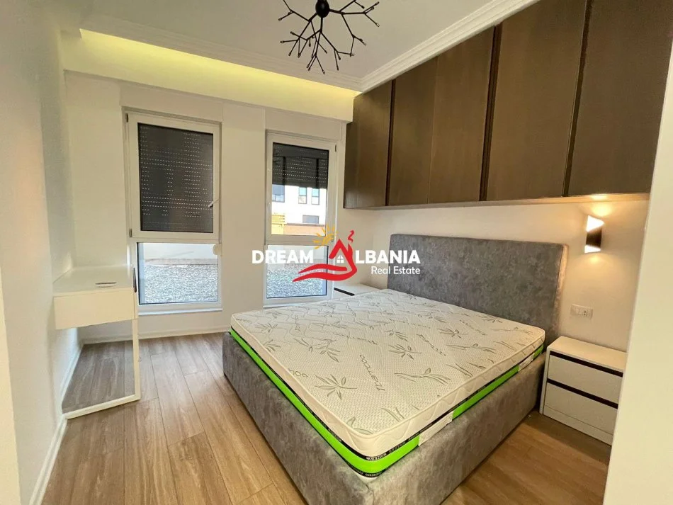 Tirane, jepet me qera apartament 2+1 , 130 m² (tek kompleksi Kontakt, 21 Dhjetori)