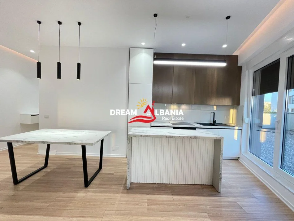 Tirane, jepet me qera apartament 2+1 , 130 m² (tek kompleksi Kontakt, 21 Dhjetori)