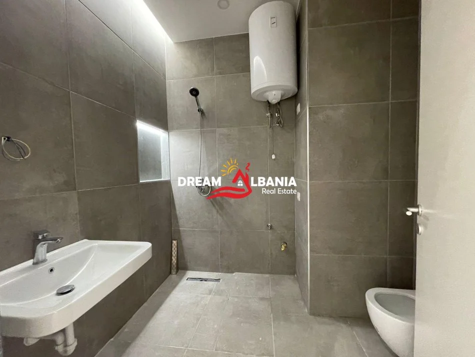 Tirane, jepet me qera apartament 2+1 , 130 m² (tek kompleksi Kontakt, 21 Dhjetori)