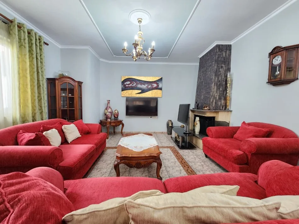 Jepet me Qera Kati 2 i një vile : 3+1+2wc & 3 Bllk & Oborr (📍Ish Tregu Elektrik - Kompleksi Grand )🔥 Gjelbërim & Hapësirë maksimale ✨️ 75,000 Lekë / Muaji