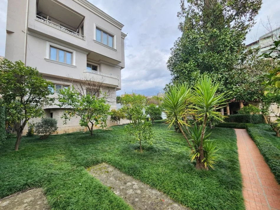 Jepet me Qera Kati 2 i një vile : 3+1+2wc & 3 Bllk & Oborr (📍Ish Tregu Elektrik - Kompleksi Grand )🔥 Gjelbërim & Hapësirë maksimale ✨️ 75,000 Lekë / Muaji