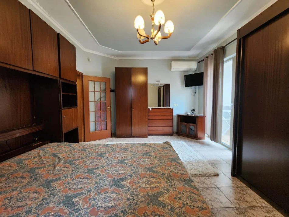 Jepet me Qera Kati 2 i një vile : 3+1+2wc & 3 Bllk & Oborr (📍Ish Tregu Elektrik - Kompleksi Grand )🔥 Gjelbërim & Hapësirë maksimale ✨️ 75,000 Lekë / Muaji