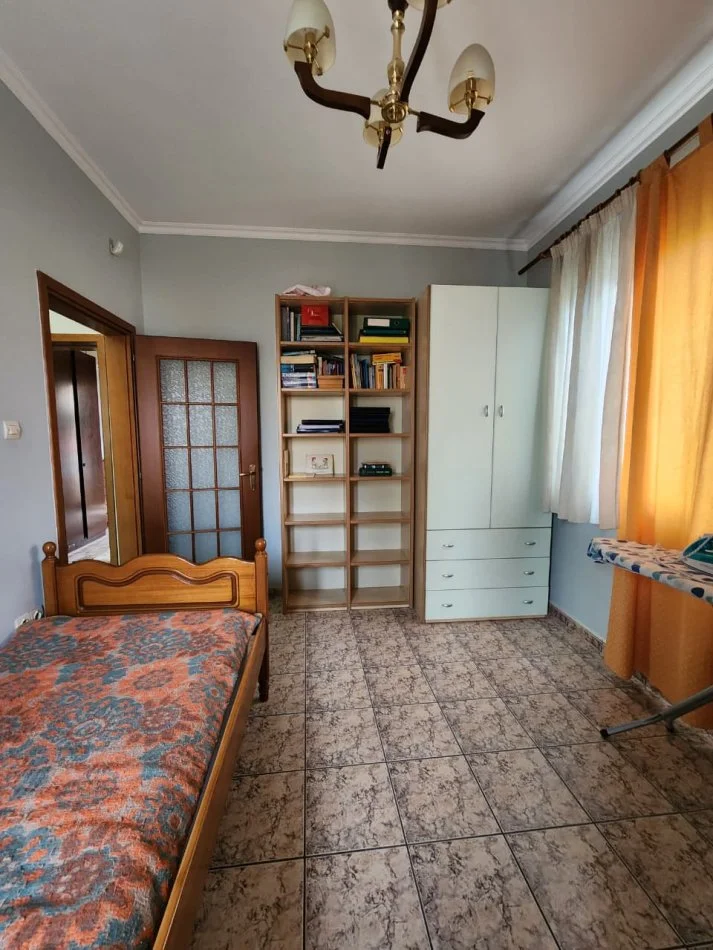 Jepet me Qera Kati 2 i një vile : 3+1+2wc & 3 Bllk & Oborr (📍Ish Tregu Elektrik - Kompleksi Grand )🔥 Gjelbërim & Hapësirë maksimale ✨️ 75,000 Lekë / Muaji