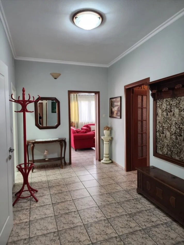 Jepet me Qera Kati 2 i një vile : 3+1+2wc & 3 Bllk & Oborr (📍Ish Tregu Elektrik - Kompleksi Grand )🔥 Gjelbërim & Hapësirë maksimale ✨️ 75,000 Lekë / Muaji