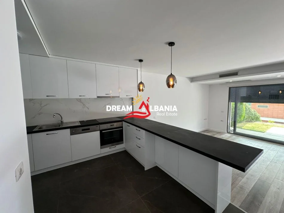 Tirane, jepet me qera Vile 3 Katshe Kati 3, 250 m² 2.350 € (ne Mullet prane OKO FARM)