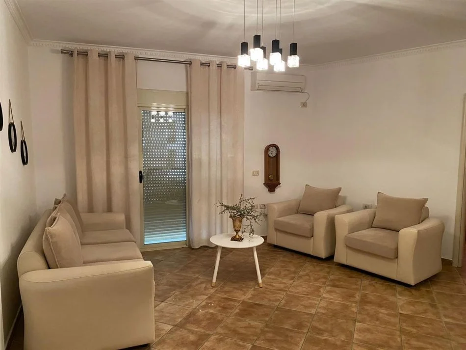 Tirane, jepet me qera apartament 1+1+Ballkon Kati 3, 65 m² 300 € (Fresk)