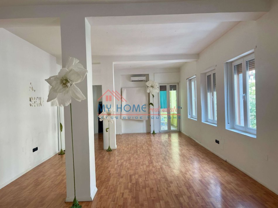 Tirane, jepet me qera zyre Kati 3, 70 m² 800 € (Rruga Vaso Pasha)