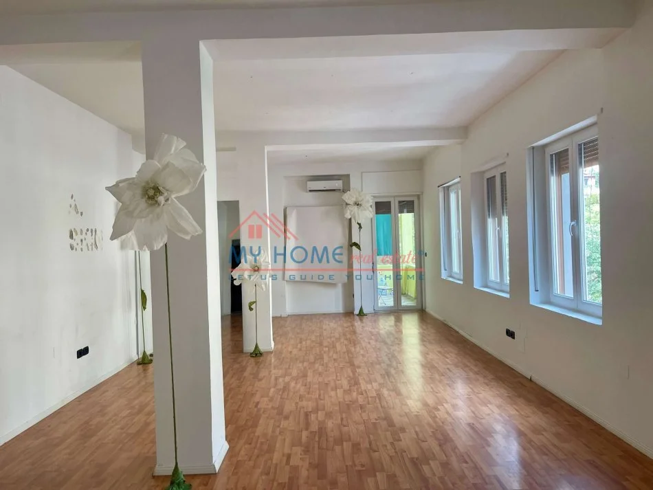 Tirane, jepet me qera zyre Kati 3, 70 m² 800 € (Rruga Vaso Pasha)